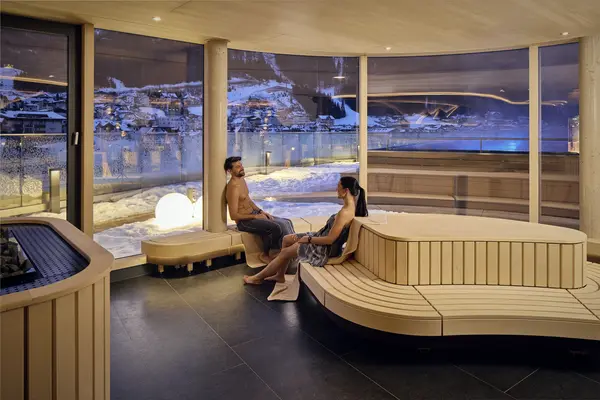 
                    
                            Moderne Therme mit Panoramablick auf die Alpen, ideal zum Entspannen nach dem
                        
                